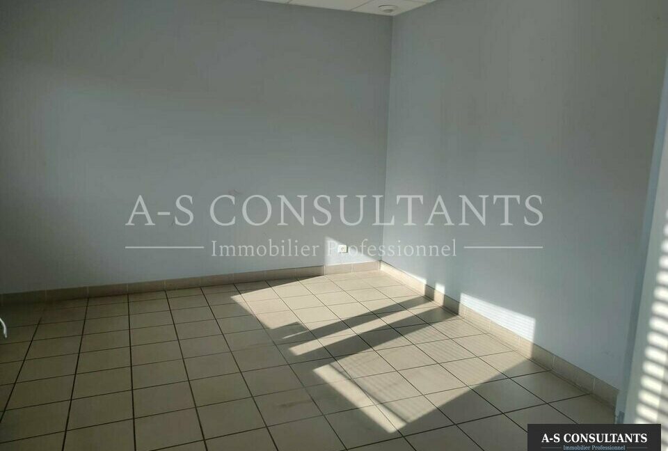 LOCAL D'ACTIVITE A VENDRE DORTAN 01_0091_8.jpg