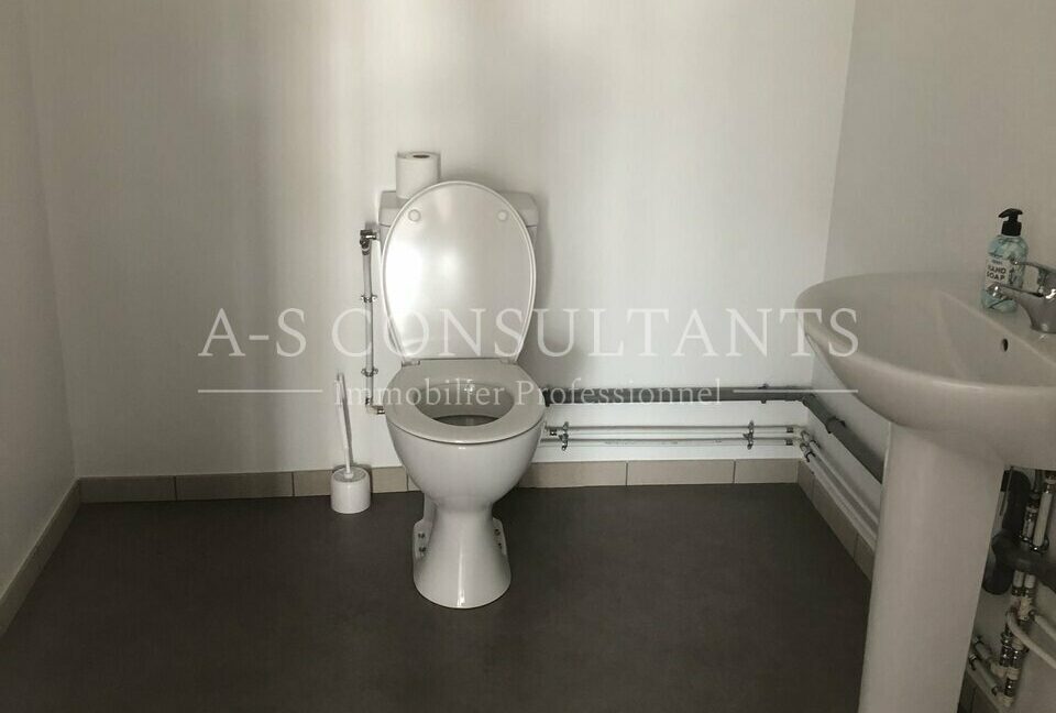 LOCAL COMMERCIAL LOCATION BELLEY 01_0067_5.jpg