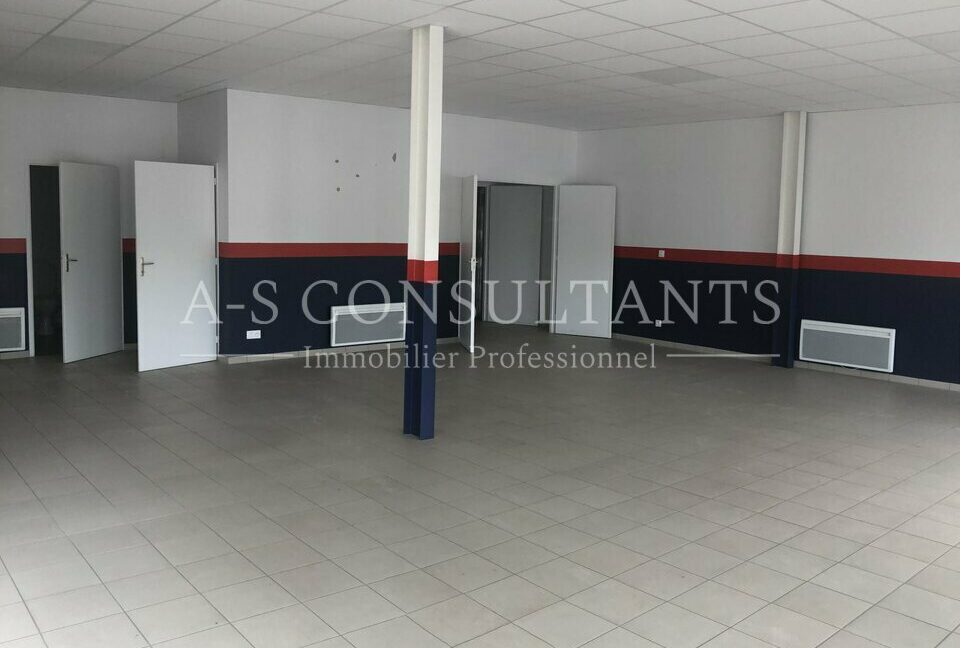 LOCAL COMMERCIAL LOCATION BELLEY 01_0067_1.jpg